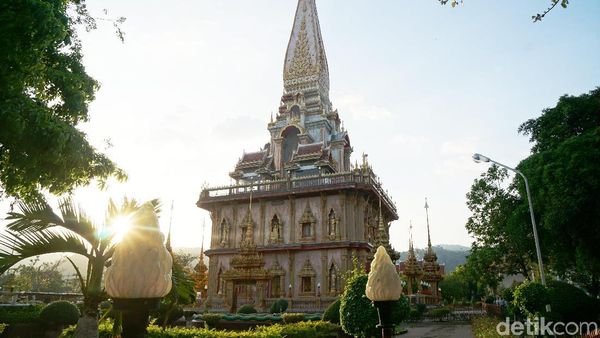 Foto: Vihara di Phuket yang Bikin Terpana
