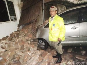Diguyur Hujan Deras, Rumah Tua di Kapasari Ambruk Timpa Mobil