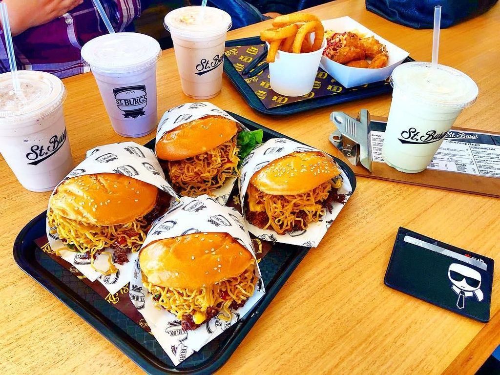 Laris Manis! Restoran di Australia Sajikan Burger Isi Indomie Goreng Laris Manis! Restoran di Australia Sajikan Burger Isi Indomie Goreng