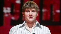 Sstt..Ashton Kutcher Lagi Galau Nih?