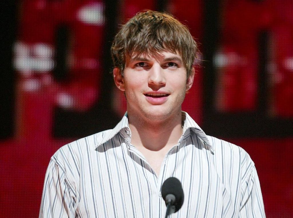 Sstt..Ashton Kutcher Lagi Galau Nih?
