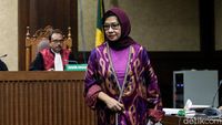 Gaya Serba Ungu Eks Dirut Pertamina Saat Jalani Sidang Perdana