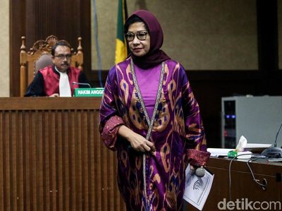 Gaya Serba Ungu Eks Dirut Pertamina Saat Jalani Sidang Perdana