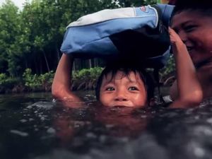 Beratnya Perjuangan Anak-anak Mindanao Terjang Arus Demi ke Sekolah