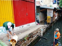 Pembuang Sampah Saat Petugas Bersihkan Kali Didenda Rp 300 Ribu
