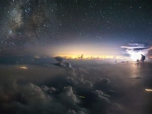 Pilot Pemotret Badai dari Kokpit Pesawat, Ngeri atau Takjub?