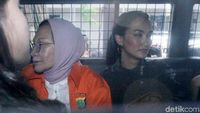 Desak-desakan, Atiqah Hasiholan Temani Ratna Sarumpaet ke Kejari