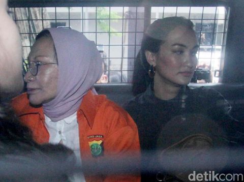 Setianya Atiqah Hasiholan Dampingi Ratna Sarumpaet di Persidangan