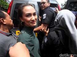 Atiqah Hasiholan Harapkan Keadilan untuk Ratna Sarumpaet