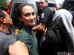 Atiqah Hasiholan Harapkan Keadilan untuk Ratna Sarumpaet Atiqah Hasiholan Harapkan Keadilan untuk Ratna Sarumpaet