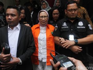 Berbaju Tahanan, Ratna Sarumpaet Dikawal ke Kejari Jaksel