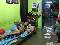 Curhat Warga Surabaya yang Rumahnya Kebanjiran