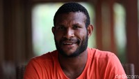 Sejak kecil Marinus sudah bertekad bulat untuk menjadi pemain bola. Misinya, bermain untuk Persipura Jayapura. Sebab, di sanalah pemain idolanya, Boaz Salossa, bergabung. 