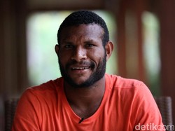 Sejak kecil Marinus sudah bertekad bulat untuk menjadi pemain bola. Misinya, bermain untuk Persipura Jayapura. Sebab, di sanalah pemain idolanya, Boaz Salossa, bergabung. 