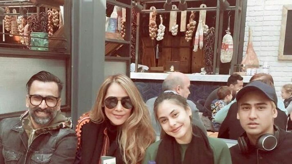 Intip Pose Keren Axel Thomas Saat Makan Bareng Keluarga Intip Pose Keren Axel Thomas Saat Makan Bareng Keluarga