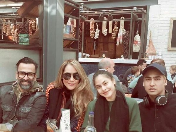 Intip Pose Keren Axel Thomas Saat Makan Bareng Keluarga