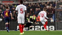 Sevilla mampu mencuri gol tandang pada menit ke-67 ketika Guilherme Arana menyambut umpan Banega dengan sontekan di depan gawang. REUTERS/Albert Gea.