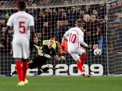 Sevilla mampu mencuri gol tandang pada menit ke-67 ketika Guilherme Arana menyambut umpan Banega dengan sontekan di depan gawang. REUTERS/Albert Gea.