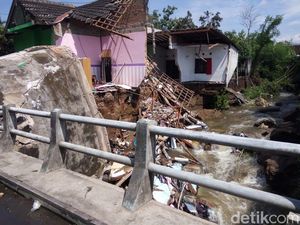 Rumah Warga Ambrol Tergerus Banjir Sungai di Sleman Rumah Warga Ambrol Tergerus Banjir Sungai di Sleman