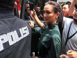 Ratna Sarumpaet Jalani Sidang Perdana Hari Ini, IG Atiqah Banjir Doa