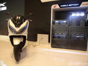 Terjang Hujan dan Banjir, PCX Listrik Gak Nyetrum Kok Terjang Hujan dan Banjir, PCX Listrik Gak Nyetrum Kok