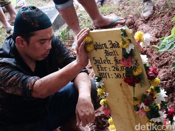 Perpisahan Sang Suami dengan Saphira Indah