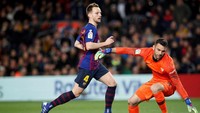 Ivan Rakitic membuat gol kedua Barca di menit ke-31. Umpan spekulasi Arthur mengarah ke kotak penalti dan Rakitic dengan cepat menyonteknya melewati kiper. Agregat pun sama kuat 2-2 dan tidak ada gol lagi hingga turun minum. REUTERS/Albert Gea.