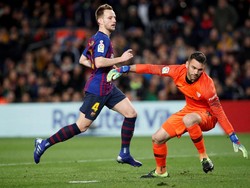 Ivan Rakitic membuat gol kedua Barca di menit ke-31. Umpan spekulasi Arthur mengarah ke kotak penalti dan Rakitic dengan cepat menyonteknya melewati kiper. Agregat pun sama kuat 2-2 dan tidak ada gol lagi hingga turun minum. REUTERS/Albert Gea.