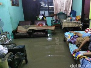 Bu Risma, Warga Curhat Nih Rumahnya Kebanjiran