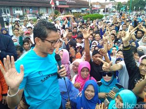 Janji Sandiaga Pada Ilyas Pria Berlumpur di Makassar