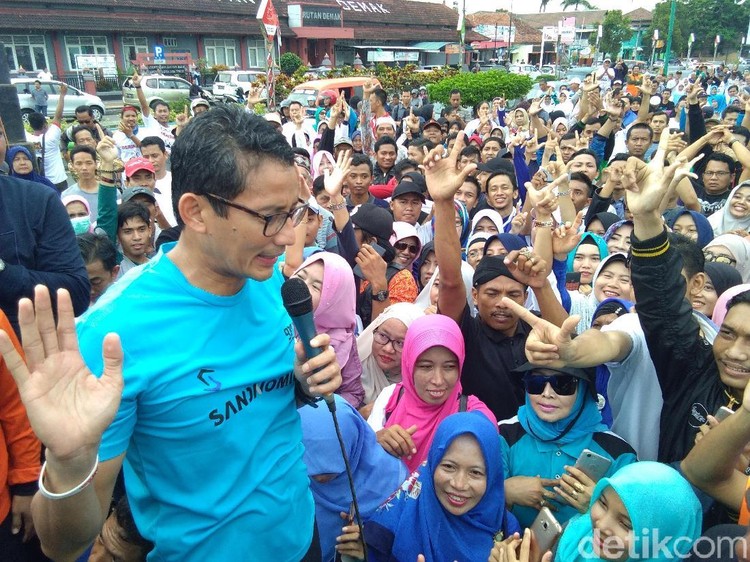 Janji Sandiaga Pada Ilyas Pria Berlumpur di Makassar