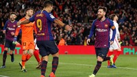 Barca yang masih unggul 4-1 tak mau mengendurkan tekanan karena bisa saja membuat Sevilla mencetak gol kedua. Misi itu berhasil ketika Barca mengubah skor jadi 5-1 pada menit ke-87 lewat sepakan Suarez meneruskan umpan Alba dari sebuah serangan balik. REUTERS/Albert Gea.