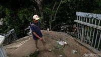 Uji Nyali Melintasi JPO Rusak di Terminal Kampung Rambutan