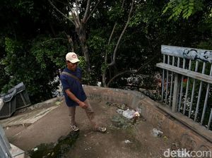 Uji Nyali Melintasi JPO Rusak di Terminal Kampung Rambutan
