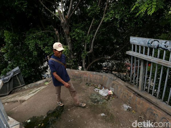 Uji Nyali Melintasi JPO Rusak di Terminal Kampung Rambutan