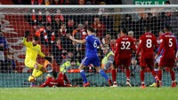 Roberto Firmino nyaris membobol gawangnya sendiri ketika coba menghalau peluang Leicester City. (Phil Noble/Reuters)
