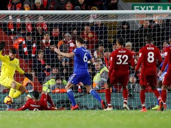 Roberto Firmino nyaris membobol gawangnya sendiri ketika coba menghalau peluang Leicester City. (Phil Noble/Reuters)