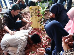 Tak Kuasa Tahan Haru, Sang Ayah Sujud Sambil Cium Pusara Saphira Indah
