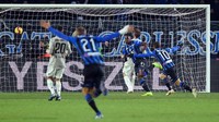 Ketika Juventus tengah membutuhkan gol, Mattia De Sciglio justru membuat kesalahan fatal pada menit ke-86. Ia melakukan umpan backpass yang terlalu lemah kepada Szczesny. Akibatnya bola mampu dimanfaatkan Zapata untuk mencetak gol ketiga Atalanta. REUTERS/Massimo Pinca.