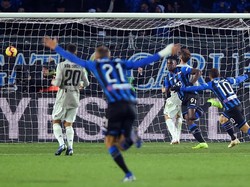 Ketika Juventus tengah membutuhkan gol, Mattia De Sciglio justru membuat kesalahan fatal pada menit ke-86. Ia melakukan umpan backpass yang terlalu lemah kepada Szczesny. Akibatnya bola mampu dimanfaatkan Zapata untuk mencetak gol ketiga Atalanta. REUTERS/Massimo Pinca.