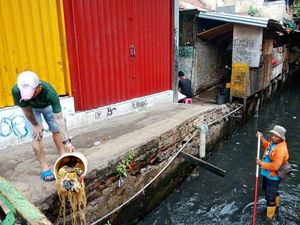Heboh Orang Buang Sampah di Depan Petugas, Dennis Adhiswara Mau Toyor Pakai Galah Heboh Orang Buang Sampah di Depan Petugas, Dennis Adhiswara Mau Toyor Pakai Galah