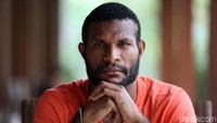 Marinus lahir dan besar di daerah pesisir di Kabupaten Sarmi, berjarak kurang lebih 300 km dari Jayapura. Demi untuk mengikuti seleksi di PPLP, Marinus nekat menjual PS milik temannya.