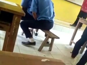Miris, Siswa Asyik Main Kuda-kudaan saat Guru Serius Mengajar Miris, Siswa Asyik Main Kuda-kudaan saat Guru Serius Mengajar