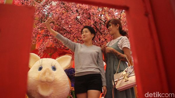 Merah Merona Jelang Imlek di Pusat Perbelanjaan