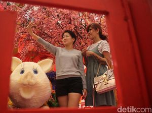 Merah Merona Jelang Imlek di Pusat Perbelanjaan