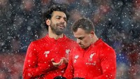 Mohamed Salah dan Xherdan Shaqiri diguyur hujan salju saat pertandingan berlangsung (Phil Noble/Reuters)