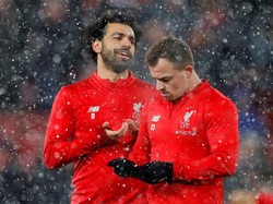 Mohamed Salah dan Xherdan Shaqiri diguyur hujan salju saat pertandingan berlangsung (Phil Noble/Reuters)