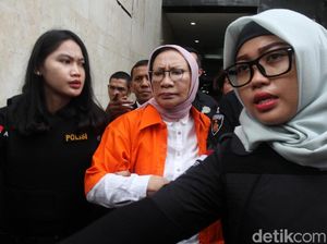 Puluhan Personel Polisi Amankan Sidang Perdana Ratna Sarumpaet Puluhan Personel Polisi Amankan Sidang Perdana Ratna Sarumpaet