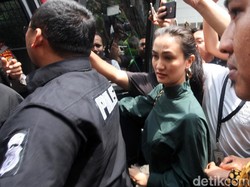 Ratna Sarumpaet Jalani Sidang Perdana, Atiqah Hasiholan Minta Doa