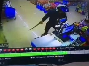 Aksi Pegawai Minimarket Lawan Perampok Bergolok Terekam CCTV
